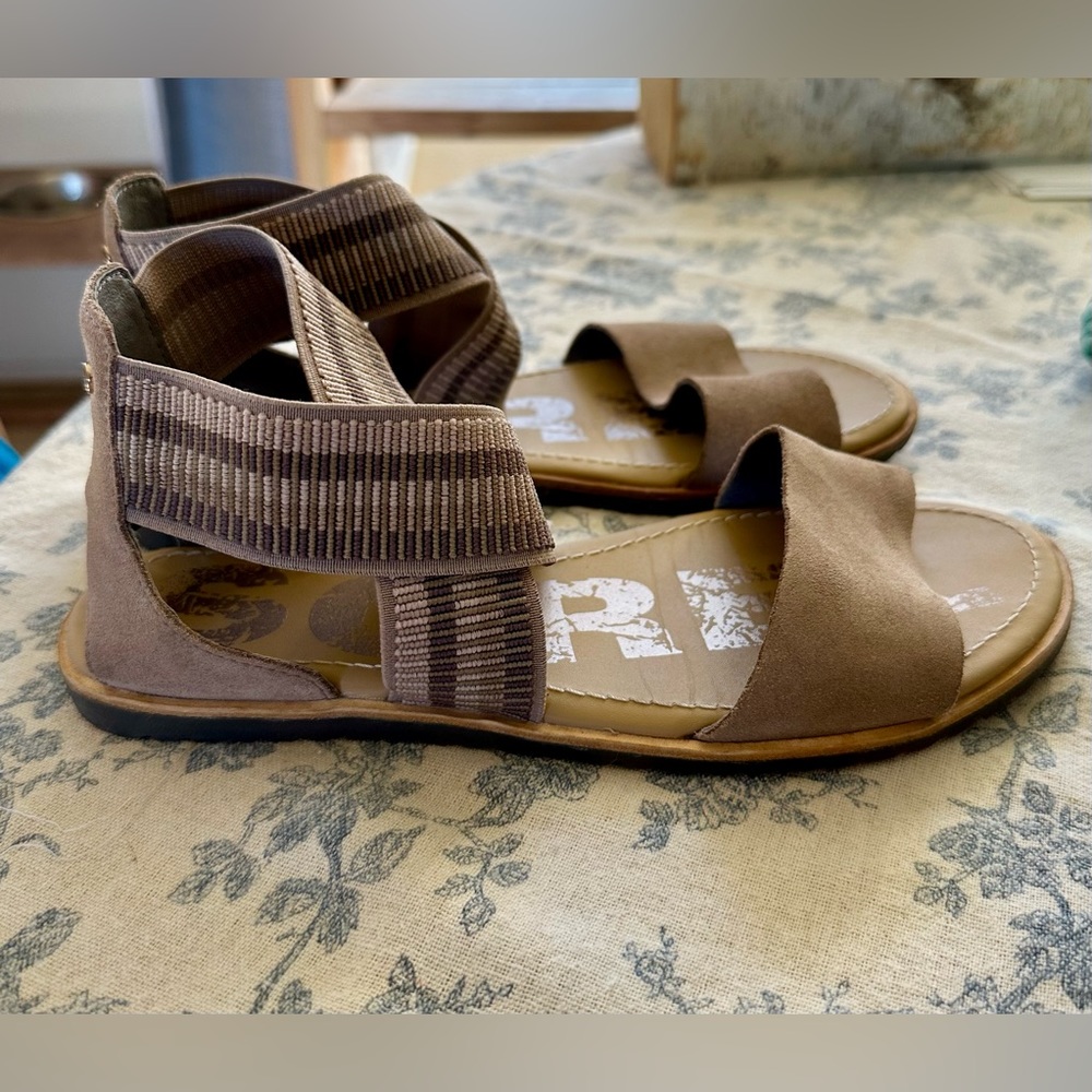 Sorel sandals size 7